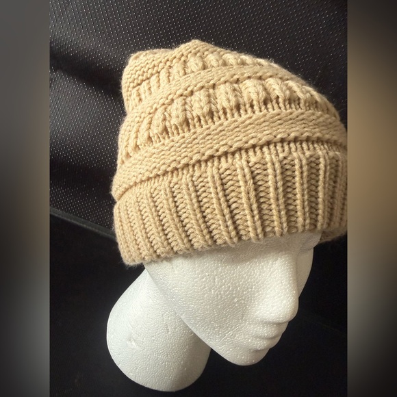 Time and Tru Winter Hat, Women’s size OS Beige Cable Knit Beanie - Picture 3 of 6